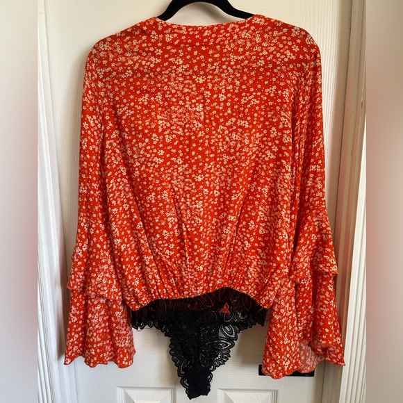 FREE PEOPLE - SHE'S DITSY RUFFLE SLEEVE BODYSUIT - ORANGE - Picture 5 of 10